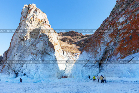 LAKE BAIKAL, OLKHON ISLAND, IRKUTSK REGION, RUSSIA -  February 22, 2025: Tourists travel to famous icy cape Sagan-Khushun or Three Brothers Rocks are natural landmark of Olkhon Island. Редакционное фото, фотограф Виктория Катьянова / Фотобанк Лори