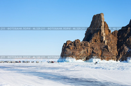 LAKE BAIKAL, OLKHON ISLAND, IRKUTSK REGION, RUSSIA -  February 22, 2025: Many tourists from different cities come across ice of frozen Baikal Lake to famous Cape Khoboy, natural landmark. Редакционное фото, фотограф Виктория Катьянова / Фотобанк Лори