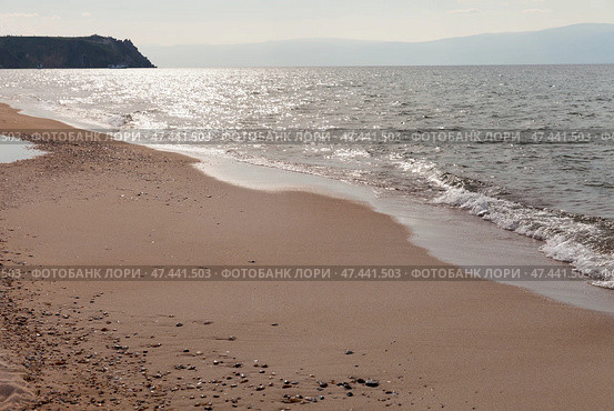 Lake Baikal on hot summer day in afternoon. Sandy beach of Saraiskiy Bay on Olkhon Island is famous for its warm and shallow waters. Summer travel and outdoors. Scenic seascape. Nature background. Стоковое фото, фотограф Виктория Катьянова / Фотобанк Лори