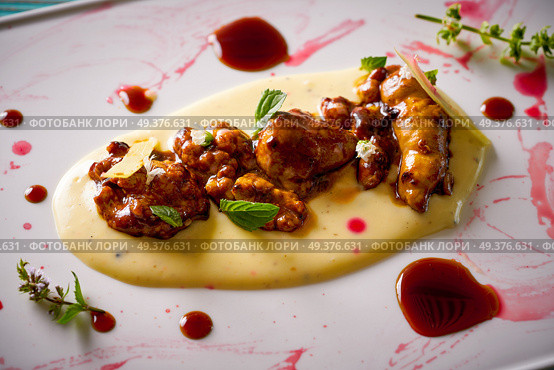 lamb gizzard recipe on a cream modern cuisine presentation. Стоковое фото, агентство Ingram Publishing / Фотобанк Лори