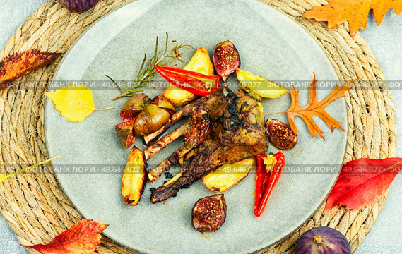 Lamb meat on the ribs, roasted with figs.. Grilled lamb ribs, meat food. Стоковое фото, агентство Ingram Publishing / Фотобанк Лори