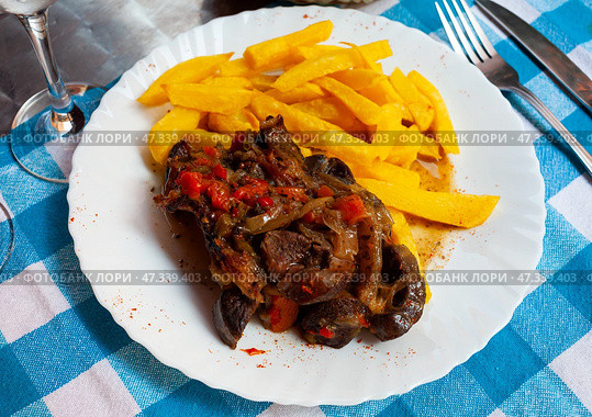 Lamb osso bucco with potatoes and vegetables on white plate. Стоковое фото, фотограф Яков Филимонов / Фотобанк Лори