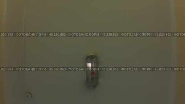 Лампа на потолке мигает. Стоковое видео, видеограф Валерий Иванович Клейменов / Фотобанк Лори