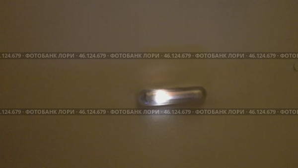 Лампа на потолке мигает. Стоковое видео, видеограф Валерий Иванович Клейменов / Фотобанк Лори
