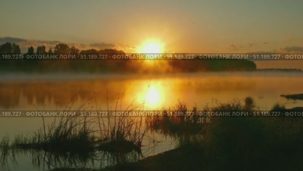 Landscape with sunrise on river in fog. Стоковое видео, видеограф Михаил Коханчиков / Фотобанк Лори
