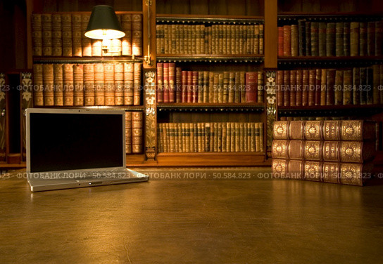 Laptop in classic library with books in background series. Стоковое фото, агентство Ingram Publishing / Фотобанк Лори