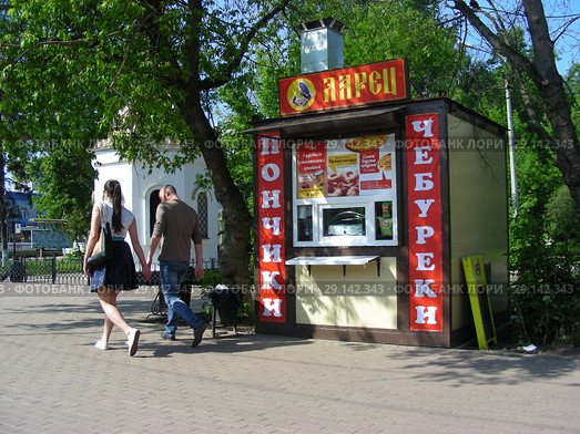 Ларек по продаже пончиков и чебуреков "Ларец". Московский проспект. Город Пушкино. Московская область (2015 год). Редакционное фото, фотограф lana1501 / Фотобанк Лори