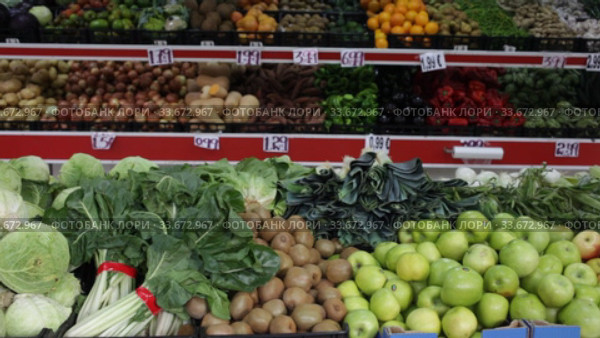 Large assortment of fresh colorful fruits and vegetables in wicker trays on shelves in supermarket. Стоковое видео, видеограф Яков Филимонов / Фотобанк Лори