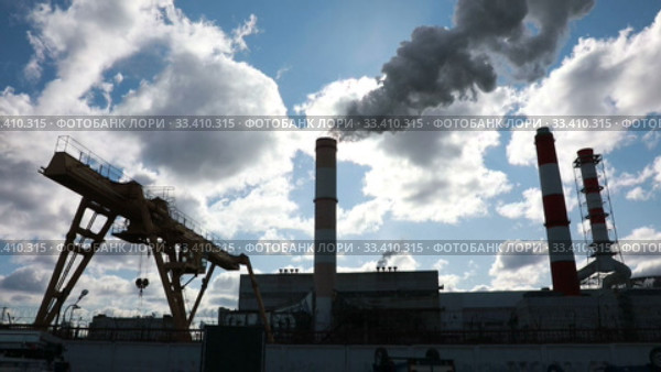 Large plant with smoking pipes. Industry pipes pollute the atmosphere with smoke. Стоковое видео, видеограф Алексей Кузнецов / Фотобанк Лори