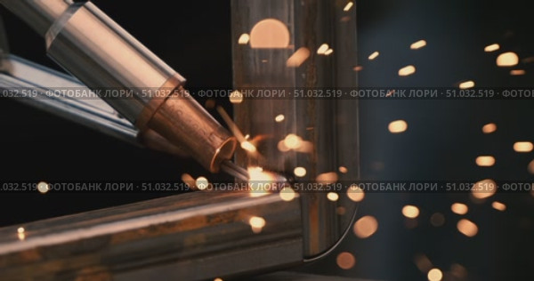 Laser welding machine. Shot on super slow motion camera 1000 fps. Laser welding is shown in close-up. Стоковое видео, видеограф Андрей Армягов / Фотобанк Лори