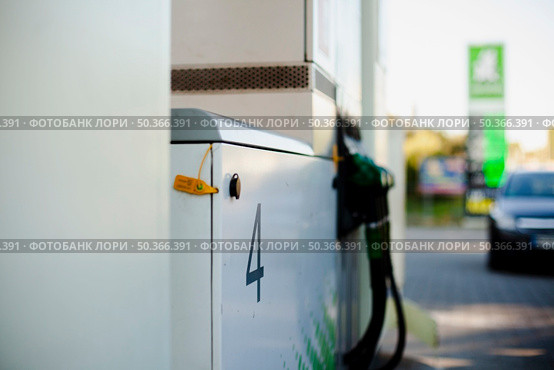 lateral view pumps car refill. Стоковое фото, агентство Ingram Publishing / Фотобанк Лори
