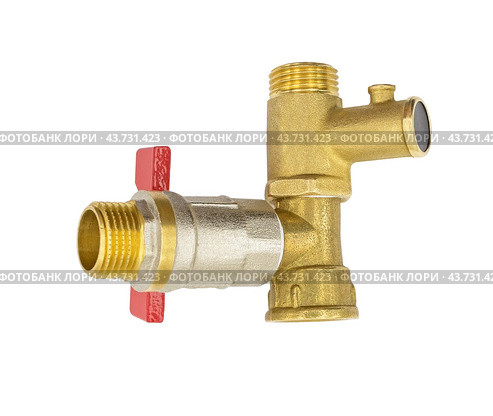 Латунные фитинги для поворота и соединения труб в сантехнике. Brass fittings for plumbing on the white background. Стоковое фото, фотограф Татьяна Д / Фотобанк Лори