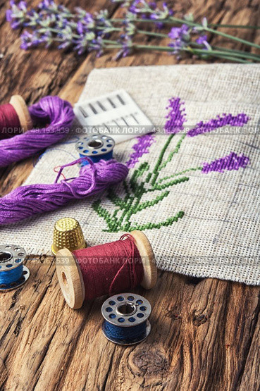 Lavender bouquet embroidery. Embroidery bouquet of lavender and tools of needlework. Стоковое фото, агентство Ingram Publishing / Фотобанк Лори