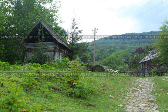 ld abandoned house in the village. Стоковое фото, фотограф Марина Володько / Фотобанк Лори