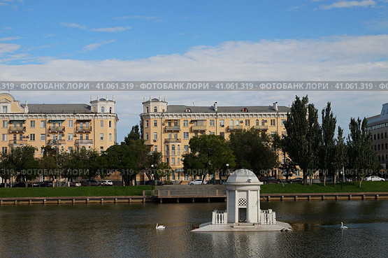 Лебединое озеро. Домик лебедей. Астрахань (2023 год). Редакционное фото, фотограф Дмитрий Николаев / Фотобанк Лори