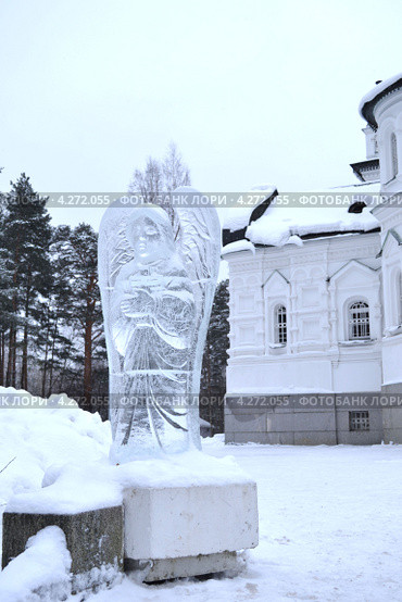 Ледяной ангел у входа в храм, г.Зеленогорск (2013 год). Стоковое фото, фотограф Светлана Лебедева / Фотобанк Лори