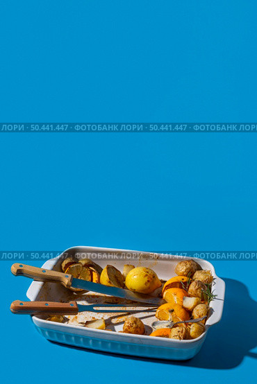 leftover baked food tray copy space. Стоковое фото, агентство Ingram Publishing / Фотобанк Лори