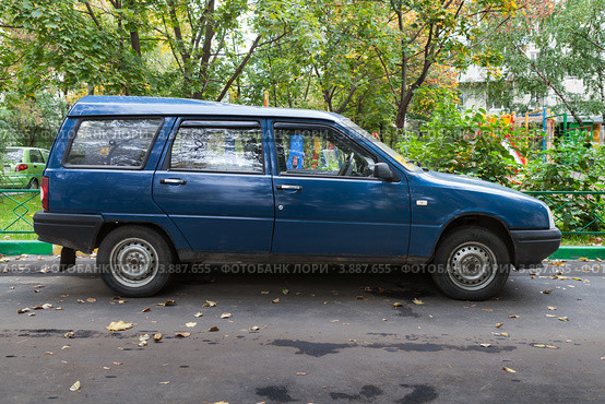 Легковой автомобиль ИЖ-21261 «Фабула», вид сбоку (2012 год). Редакционное фото, фотограф Родион Власов / Фотобанк Лори