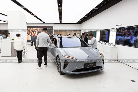 Легковой автомобиль Nio ET5t в автосалоне в Китае (2024 год). Редакционное фото, фотограф Кекяляйнен Андрей / Фотобанк Лори