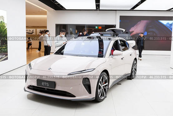 Легковой автомобиль Nio ET5t в автосалоне в Китае (2024 год). Редакционное фото, фотограф Кекяляйнен Андрей / Фотобанк Лори