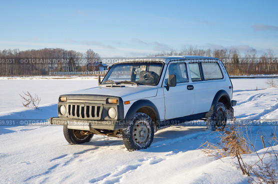 Легковой автомобиль ВАЗ-2129 "Кедр" зимой (2013 год). Редакционное фото, фотограф Елена Коромыслова / Фотобанк Лори