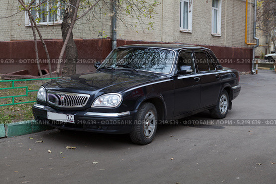 Легковой автомобиль "Волга" ГАЗ 31105 черного цвета (2013 год). Редакционное фото, фотограф Родион Власов / Фотобанк Лори