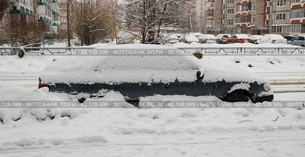 Легковой автомобиль заваленный снегом стоит  у тротуара. Липецк. (2024 год). Стоковое фото, фотограф Евгений Будюкин / Фотобанк Лори