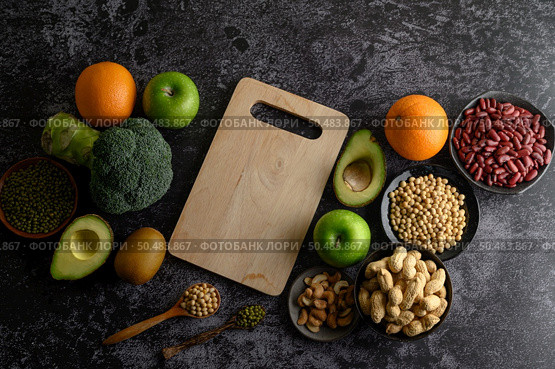 legumes and fruit on a black cement floor background. Стоковое фото, агентство Ingram Publishing / Фотобанк Лори