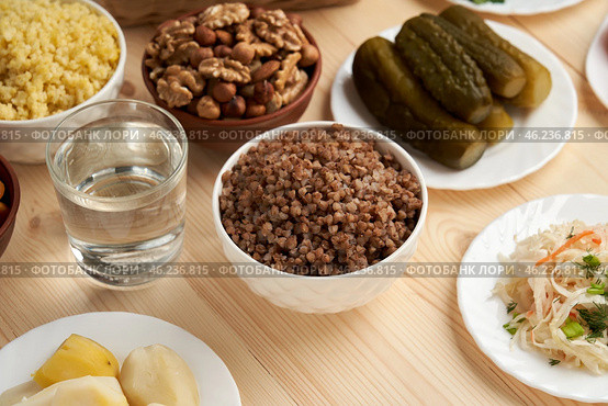 Lenten dishes against a wooden background remind of the light of a post that illuminates the path to God through prayer and abstinence. Стоковое фото, фотограф Скрипачев Антон / Фотобанк Лори