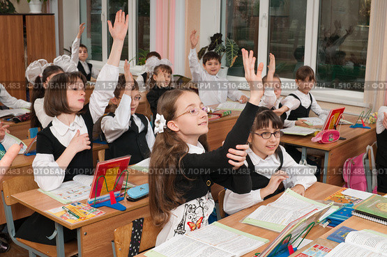 Лес рук. Урок в начальной школе (2010 год). Редакционное фото, фотограф Федор Королевский / Фотобанк Лори