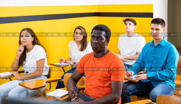 Lesson in the classroom of the driving school - students at their desks and take a theoretical course of work in taxi. Стоковое фото, фотограф Яков Филимонов / Фотобанк Лори