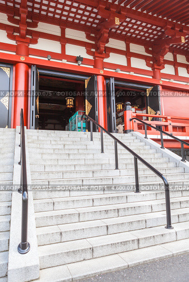 Лестница в главный храм Kannondo Hall. Senso-ji shrine, Asakusa, Токио, Япония (2013 год). Редакционное фото, фотограф Кекяляйнен Андрей / Фотобанк Лори
