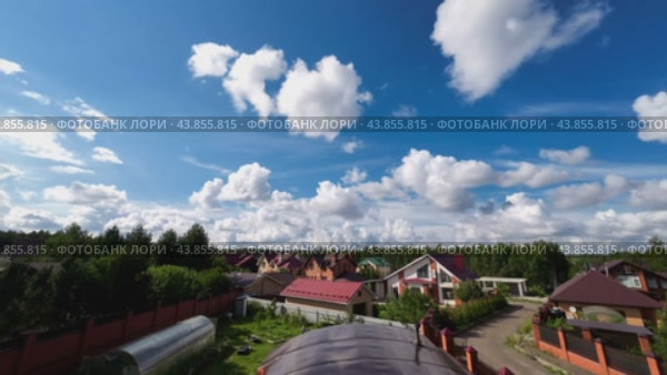 Летнее небо над коттеджным поселком. Казань, Россия (2024 год). Стоковое видео, видеограф Вадим Хомяков / Фотобанк Лори