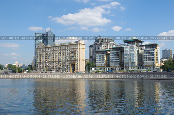Летний вид на Смоленскую набережную в Москве, Россия. Здание посольства Великобритании в России (2017 год). Редакционное фото, фотограф Елена Коромыслова / Фотобанк Лори