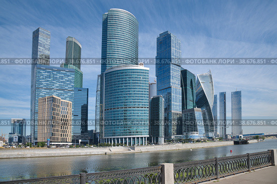 Летний вид с набережной Тараса Шевченко на башни Московского международного делового центра (ММДЦ) "Москва-Сити", Москва, Россия (2022 год). Редакционное фото, фотограф Елена Коромыслова / Фотобанк Лори