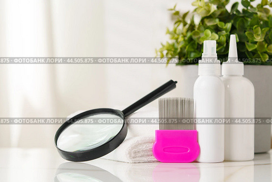 Lice treatment product next to a nit comb and magnifying glass. Стоковое фото, фотограф Сергей Толмачёв / Фотобанк Лори