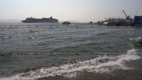 Life boats of luxury cruise liner Norwegian Jewel transportation travelers and tourists from ship and forth in Petropavlovsk-Kamchatsky Sea Port (2018 год). Редакционное видео, видеограф А. А. Пирагис / Фотобанк Лори