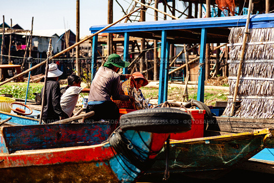 Life on Water Fishing Family in Tonle Sap Village (2014 год). Редакционное фото, фотограф Aleksandr Golubev / Фотобанк Лори