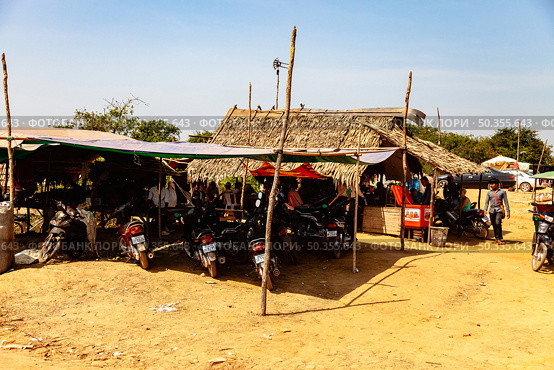 Life Unfolds at Roadside Cafe in Floating Village on Tonle Sap (2014 год). Редакционное фото, фотограф Aleksandr Golubev / Фотобанк Лори