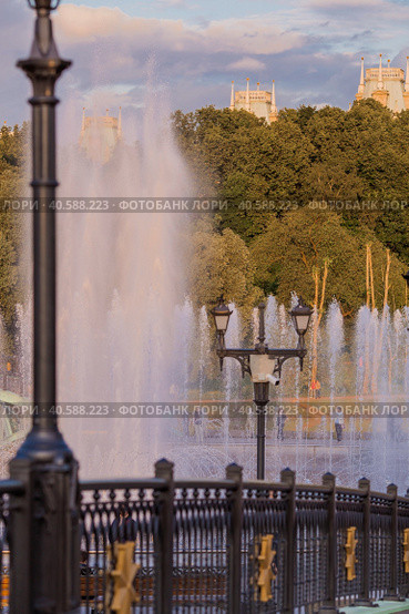 Light and music fountain on a summer evening. Natural Museum-reserve "Tsaritsyno". Fountain in Tsaritsyno Park. (2023 год). Редакционное фото, фотограф Photojuli / Фотобанк Лори