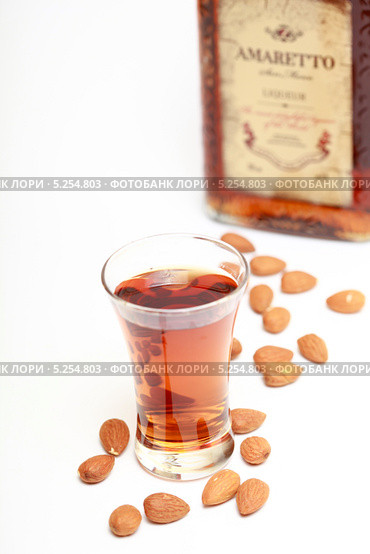 Ликер Amaretto на белом фоне. Стоковое фото, фотограф Яна Королёва / Фотобанк Лори