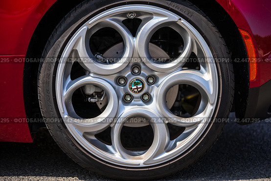 LINTHE, GERMANY - MAY 27, 2023: The aluminum rims of sports car Alfa Romeo 4C, close-up. Die Oldtimer Show 2023. Редакционное фото, фотограф Sergey Kohl / Фотобанк Лори