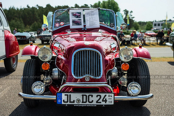 LINTHE, GERMANY - MAY 27, 2023: The kit car based on Citroen 2CV, replica Morgen Plus 4, 1978. Die Oldtimer Show 2023. Редакционное фото, фотограф Sergey Kohl / Фотобанк Лори