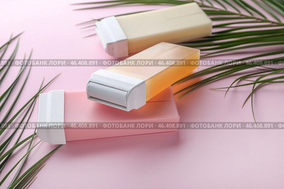Liposoluble wax cartridges and tropical leaves on color background. Стоковое фото, фотограф Pixel_shot / Фотобанк Лори