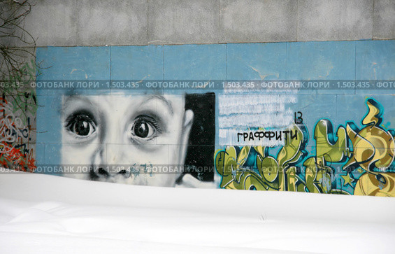 Лицо ребенка. Граффити на стене здания (2010 год). Редакционное фото, фотограф Щеголева Ольга / Фотобанк Лори