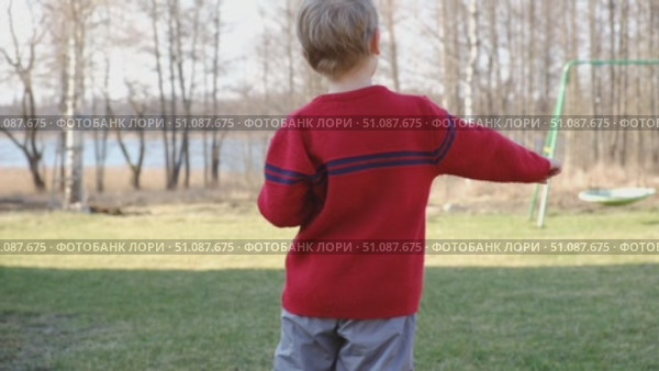 Little 6 years old kid boy practicing punches, karate, taekwondo movements at public park. Athlete child practicing martial arts outdoors. Training in autumn day. Nature background. Dynamic Kyungkido. Стоковое видео, видеограф Марина Демидюк / Фотобанк Лори