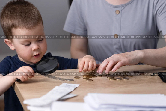 Little boy counts money with his mom. Стоковое фото, фотограф Alexandra Aleroewa / Фотобанк Лори
