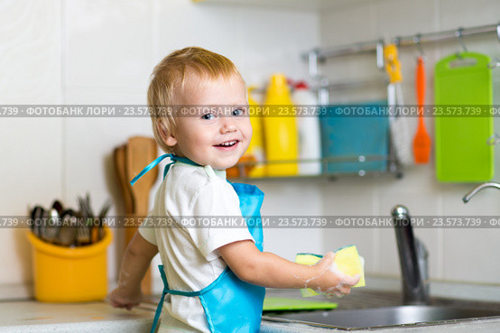Little boy helping mother washing dishes in the kitchen. Стоковое фото, фотограф Оксана Кузьмина / Фотобанк Лори