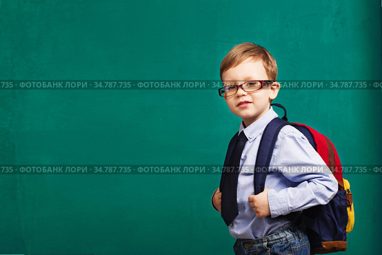 little Boy in eyeglasses with big backpack. Стоковое фото, фотограф Nataliia Zhekova / Фотобанк Лори