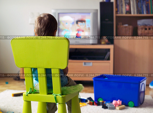 Little boy watching television. Редакционное фото, агентство BE&W Photo / Фотобанк Лори